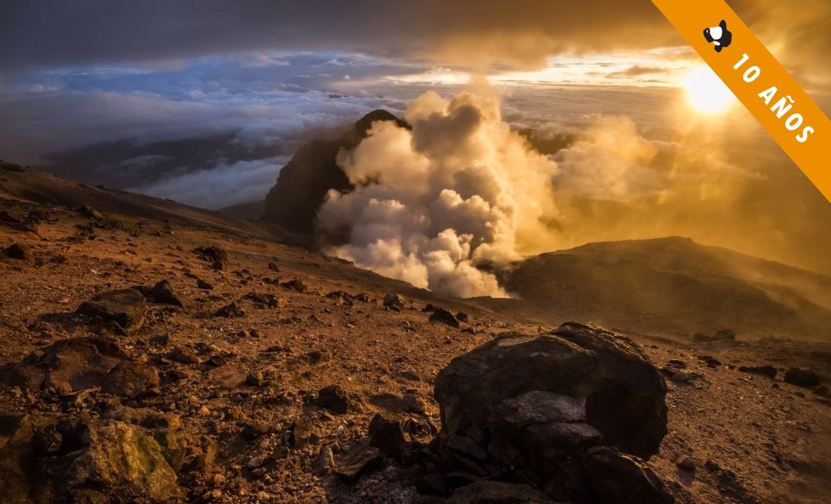 Amanecer sobre el cráter y la fumarola principal del Volcán Cumbal.