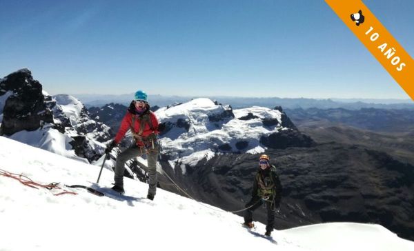 Carolina Tobón y Branca Franco durante un ascenso de aclimatación al Huarapasca de 5418m.