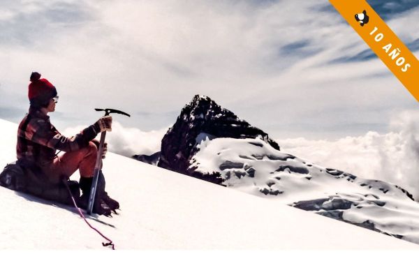 Vicky durante una escalada al Pico Pan de Azúcar en la Sierra Nevada del Cocuy. Al fondo el pico Campanillas Blanco con su ya extinto glaciar oeste.