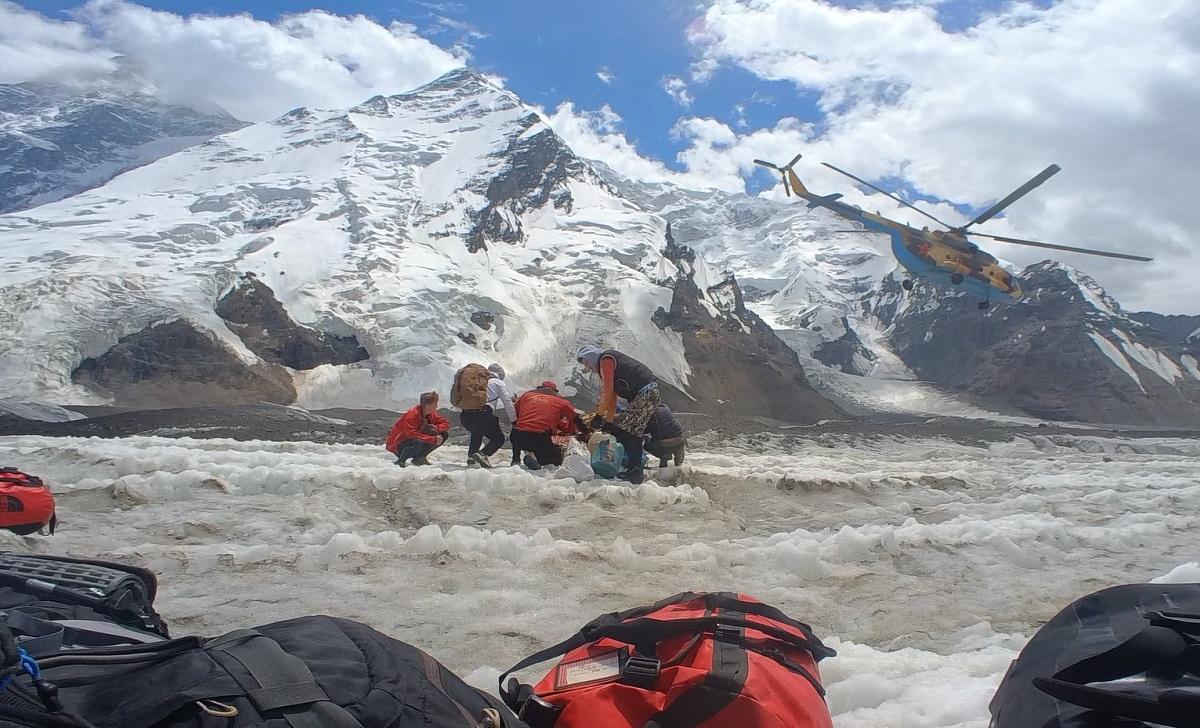 El helicoptero nos deposita en el glaciar Inylchek norte